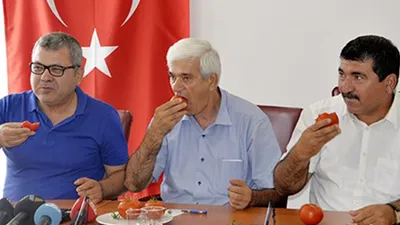 Rusya'ya domates yiyerek tepki gösterdiler