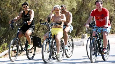 300 bavul ve 30 bisikletle Bodrum'a geldi