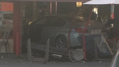 Paris'te bir araç pizzacıya daldı