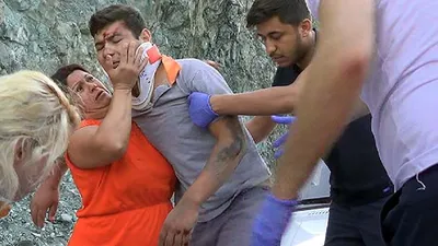Kaza yapan oğluna yardıma koştu