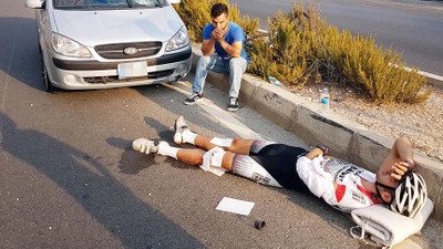 Şampiyon bisikletçiye araba çarptı !