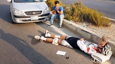 Şampiyon bisikletçiye araba çarptı !
