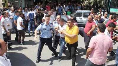 Yol vermedi diye şoförü vurdular ! Linç girişimini polis önledi