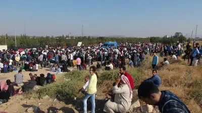 Sınır kapısında Suriyeli izdihamı