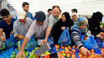 Tüm pazarı satın aldı, herşeyi bedava dağıttı
