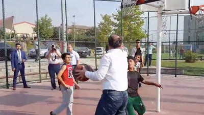 Spor Bakanı çocuklarla basketbol oynadı