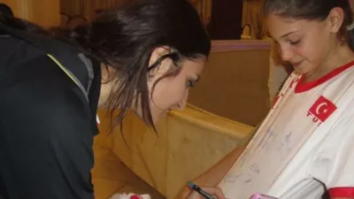 Neslihan'dan imza almıştı, takım arkadaşı oldu