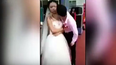 Düğünde eşini öpmek isteyen damat rezil oldu