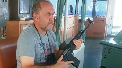 Emekli albay gemide korsan nöbeti tutuyor