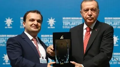 Erdoğan'ın plaket verdiği başkan için AK Parti'den açıklama