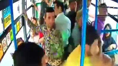 Annesine kızan şoföre saldırdı ! O anlar kamerada...