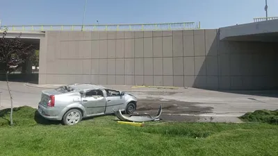 Otomobil üst geçitten uçtu