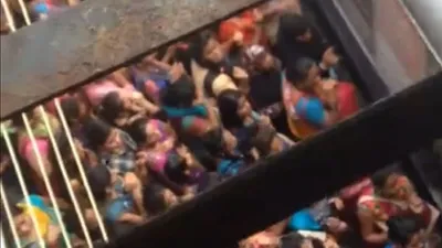 Trene binerken birbirlerini ezdiler ! Çok sayıda ölü var
