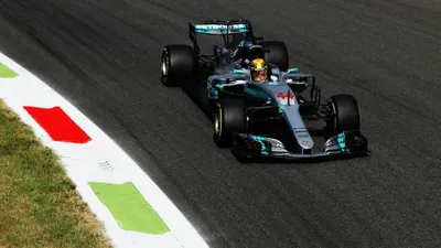 Lewis Hamilton zirveye yerleşti !