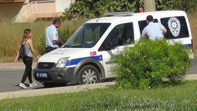 Polisi görünce kız arkadaşını bırakıp kaçtı