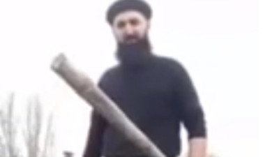 Çatıda elde sopa Noel baba nöbeti