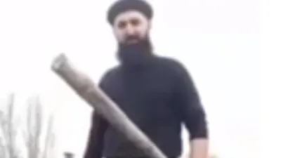 Çatıda elde sopa Noel baba nöbeti