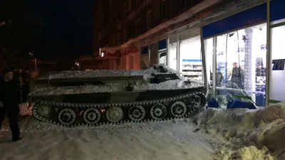Tankla girdiği dükkandan şarap çaldı !