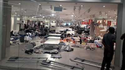 Dükkanda ne varsa yıkıp döktüler !