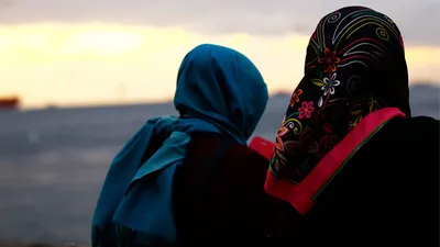 Başörtüsünü çıkarmak istemeyen avukat salonu terketti