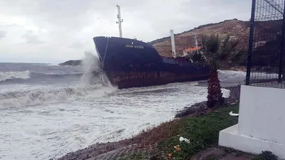 Yük gemisi fırtına nedeniyle karaya oturdu