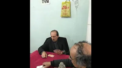 Kolunda serumla kahveye oyun oynamaya geldi
