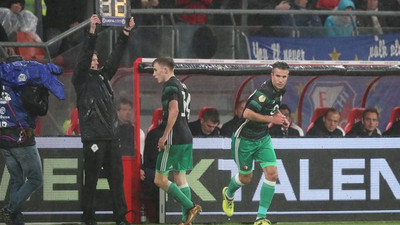 Persie Fenerbahçelileri kızdırmaya devam ediyor