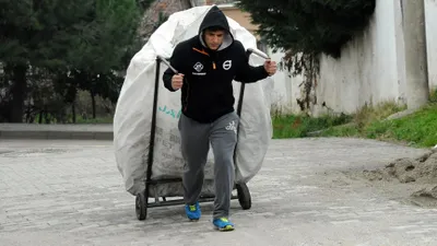 Dünya şampiyonu kağıt toplamaya devam ediyor !