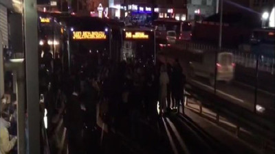 Yoğunluk nedeniyle metrobüs yolunu kapattılar