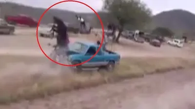 Akıl almaz olay ! Yarış atı araca çarptı