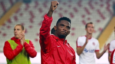 Eto'o imzayı atıyor