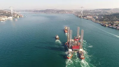 Dev petrol platformu Boğaz'dan geçemeyince geri döndü