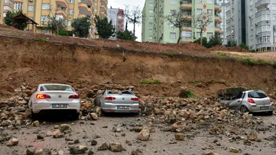 İstinat duvarı 4 aracın üzerine yıkıldı