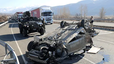 Erzincan'da kahreden kaza: Ölü ve yaralılar var