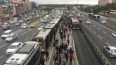 Metrobüs arızalanınca kuyruk oluştu