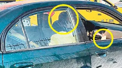 Tek ayağı alçıda, bir elinde sigara, diğer elinde telefon...