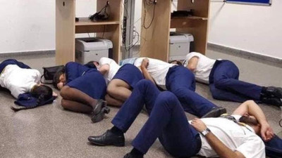 Uçağın kabin ekibi bu halde bulundu