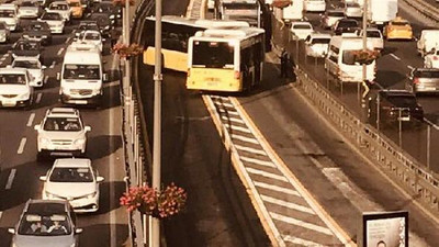Metrobüs kaza yaptı; Seferler durdu