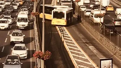 Metrobüs kaza yaptı; Seferler durdu