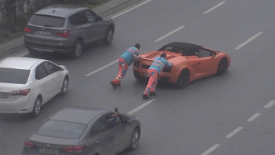 Lamborghini yolda kaldı