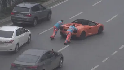 Lamborghini yolda kaldı