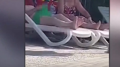Havuz başında mastürbasyon yaptı