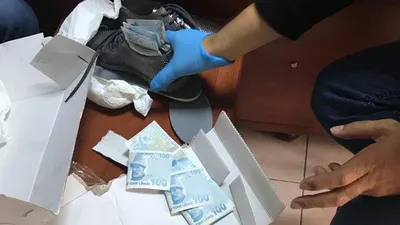 Ayakkabının içinden para fışkırdı
