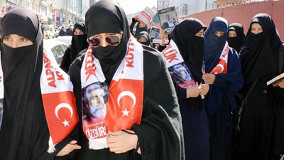 İzinsiz yürüyüşü durdurmak isteyen Polis'e şoke eden yanıt