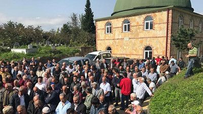 Cemaati şoke eden sala ! Kendi sesi olunca...