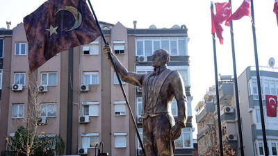 İzmir'de tartışma yaratan Atatürk heykeli