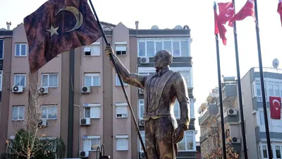 İzmir'de tartışma yaratan Atatürk heykeli
