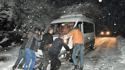 Kar yağınca köy yolları ulaşıma kapandı