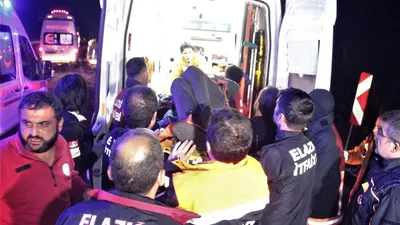 Elazığ'da midibüs şarampole uçtu: 17 yaralı