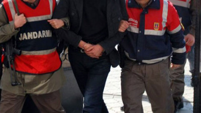 Annesini dövüp parmaklarını gözüne soktu